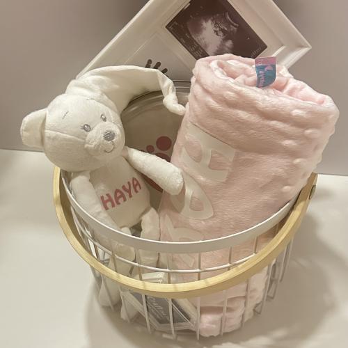 هديه عباره عن بطانيه وعجين البصمه وفريم الطفل في س...