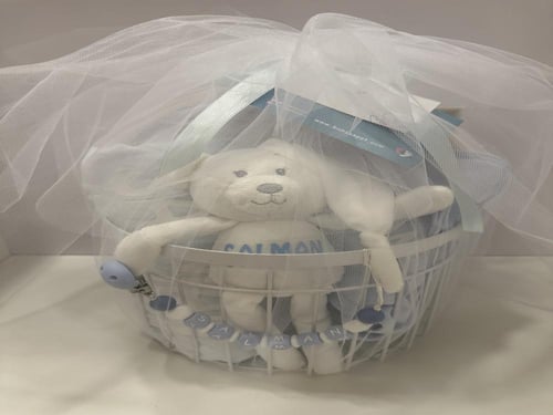 سله مع بطانيه ودميه وتعليقه بالاسم