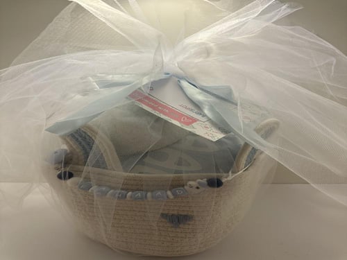 هديه بكج سله بيضا ودميه وبطانيه