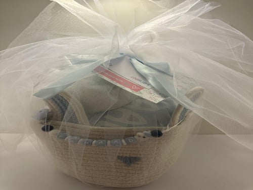 هديه عباره عن سله وبطانيه وتعليقه ودميه وبصمه الطف...