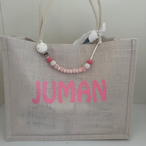 هديه عباره عن بطانيه وتعليقه وبربتوزين وقبعه وقفاز...