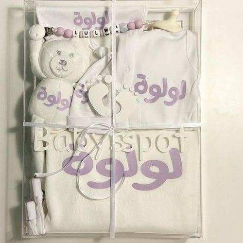 بوكس مع بطانيه ودميه وتعليقه ومصاصه وطقم (بربتوز و...