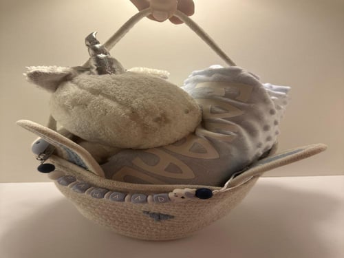 هديه بكج سله بيضا ودميه وبطانيه