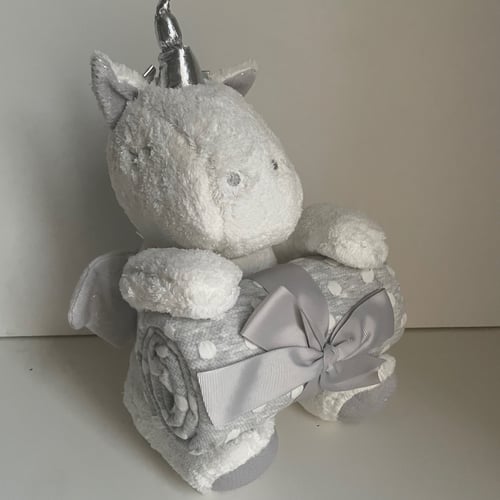 بكج هديه عباره عن بطانيه وفوطه ودميه