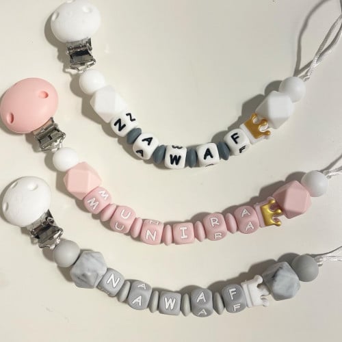 تعليقه مصاصه بالاسم بنفس شكل الصوره