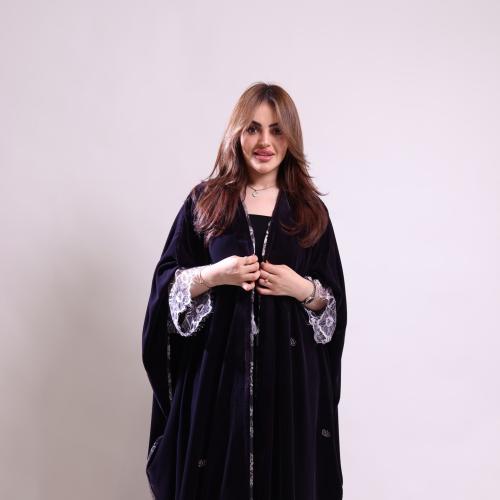 عباية مخمل موف نص بشت بحواف دانتيل وتطريز مميز على...