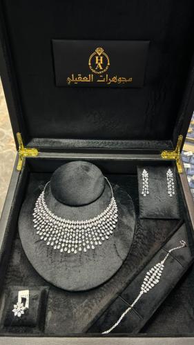 طقم ذهب ابيض ( 33.78 جرام - عيار 18 )