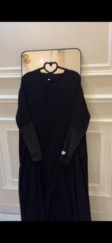 The sleeves are stretch lace abaya with tears