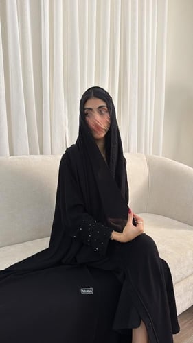 074 عباية سميه تطريز اسود
