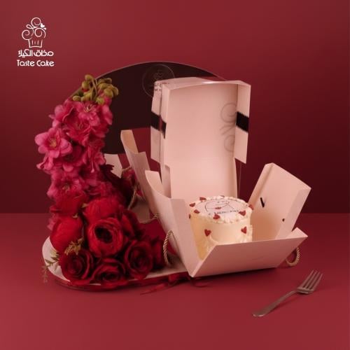 كيكه يوم الحب مع مرأه الورد