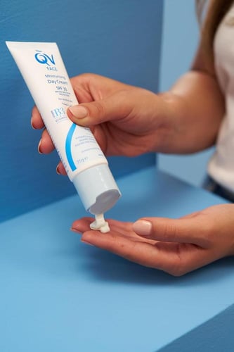 كريم نهاري مرطب مع واقي شمس من كيو في - 75جم