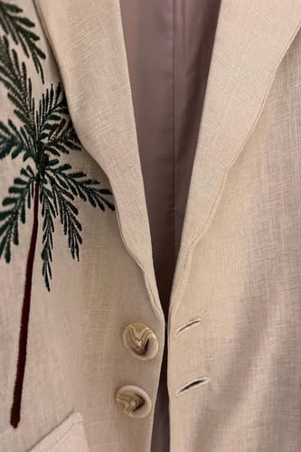 عباية نجدية بتصميم فاخر بشعار النخلة