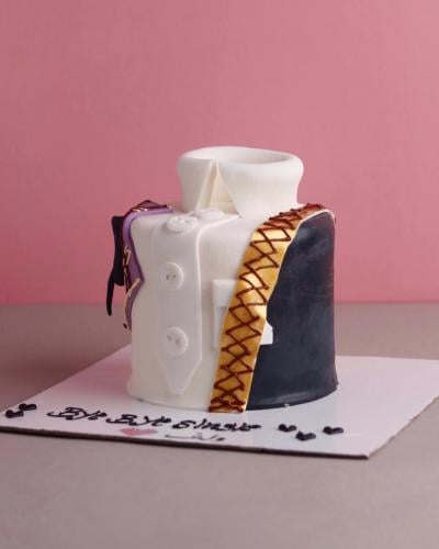 كيكة تخرج مع كتابة على القاعدة