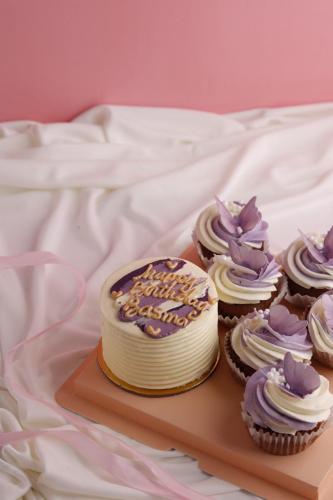 كوري كيك مع ٦ حبات كاب كيك