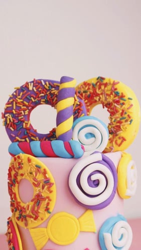 كيكة الدونات 4 انش مع كتابه على القاعدة