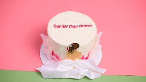 كيكه 6 انش by by single life مع صورة بنت والزخرفه...