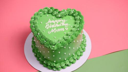 كيكه 6 انش على شكل قلب باللون الاخضر H.B.D MOM