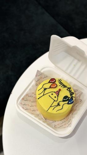 كوري كيك HAPPY B D مع رسم بالونات