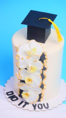 كيكة تخرج 6 انش مع زيادة طبقتين مع قبعة