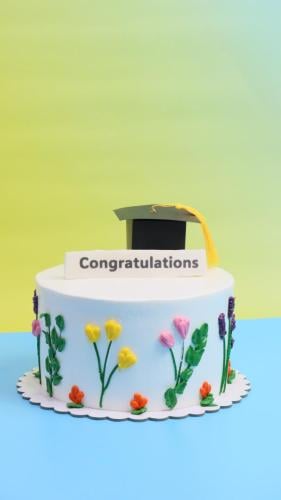 كيكة 8 انش تخرج congratulation مع قبعة ورسم جانبي