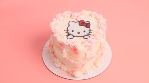 كيكه 6 انش شكل قلب مع طباعة هيلوكيتي في الوسط مع ل...