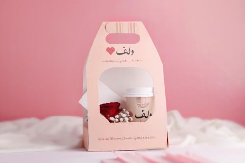 حامل ورد مع مشروب