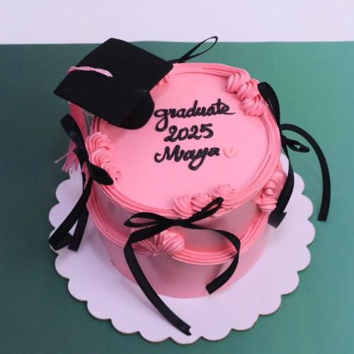كيكة 4انش فنتج graduat 2025 مع قبعة
