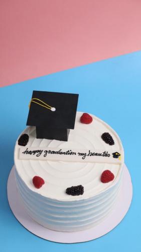 كيكة 8 انش تخرج happy gradution مع شريطه سكر قبعة...