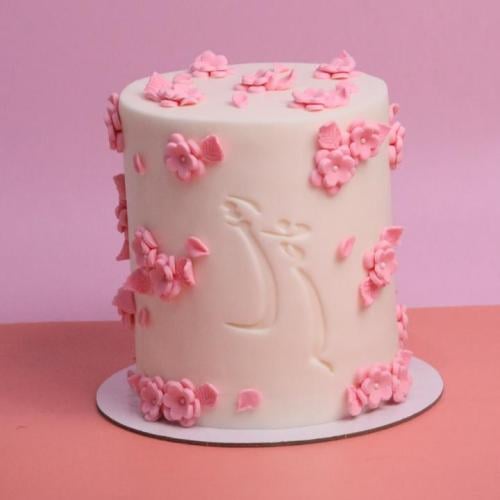 كيكه 6 انش مع زيادة طبقتين مع ورد لون وردي مع حفر...