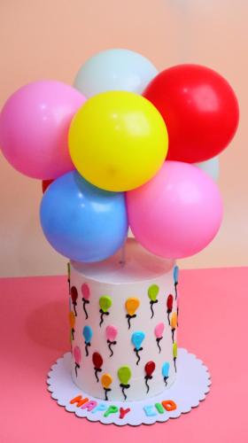 كيكة العيد مع بالونات هيليوم