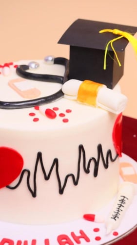 كيكة تخرج طبيب او ممرض 8 انش عجينة سكر