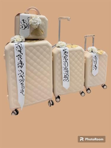 شنطة سفر مع التزين والاسم 4 قطه