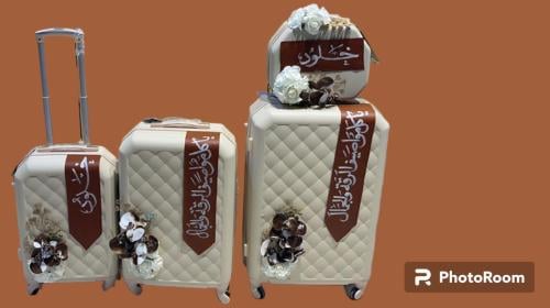 شنطة سفر مع التزين والاسم 4 قطه