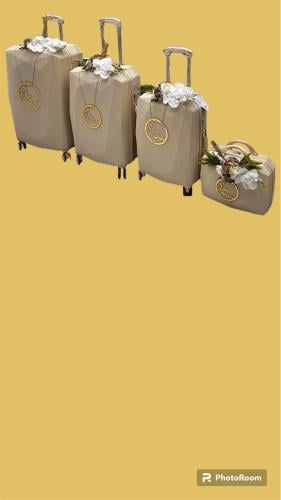 شنطة سفر مع التزين والاسم 4 قطه