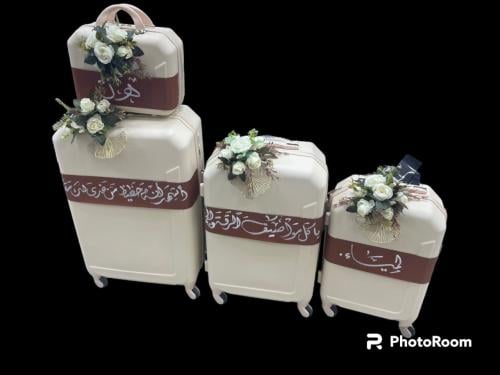 شنطة سفر مع التزين والاسم 4 قطه