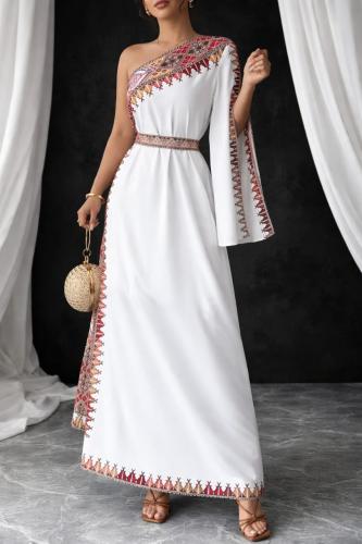 فستان أبيض أنيق بتفاصيل تراثية