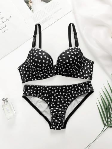 طقم ملابس داخلية نسائية