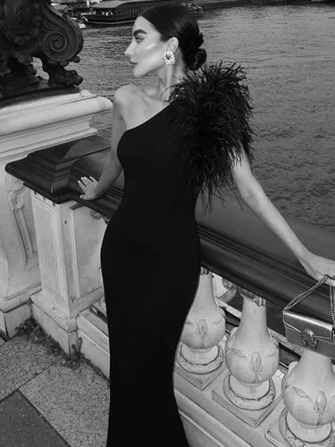 فستان طويل أسود بدون أكمام