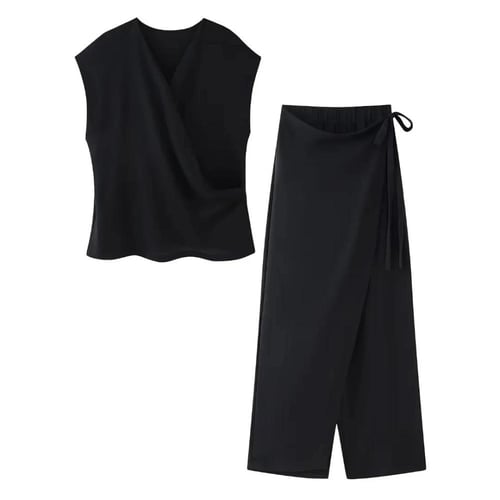 بلوزة حرف V مع بنطال فضفاض