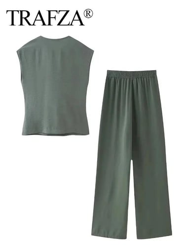 بلوزة حرف V مع بنطال فضفاض