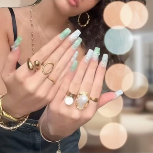 مجموعة من المجوهرات والخواتم النسائيه