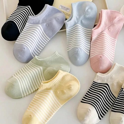 جوارب قصيرة مخططة