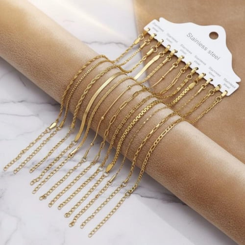 مجموعة من الأساور العصرية