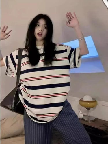 تي شيرت نسائي بأكمام قصيرة