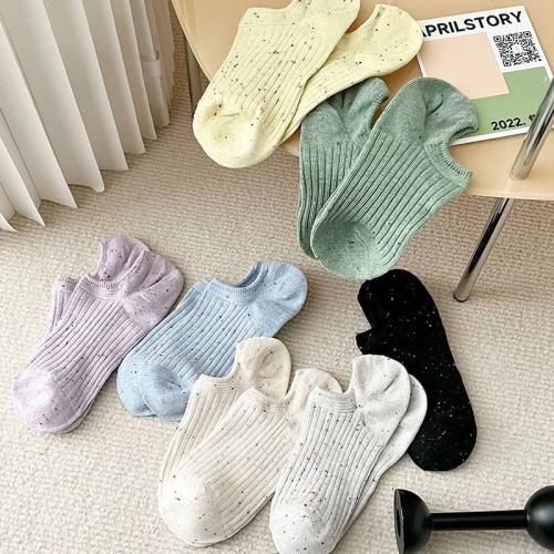 جوارب قصيرة مخططة