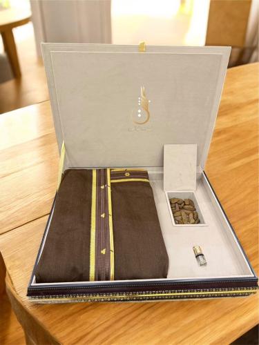 بوكس بشت ملكي شتوي – لون عودي بخطين زري