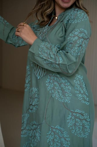 جلابية كتان تجمع الراحة والفخامة بإطلالة انيقة SM...