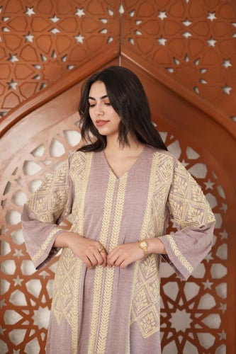 جلابية نسائية مطرزة كاملة – خيارك للذوق العالي SM...