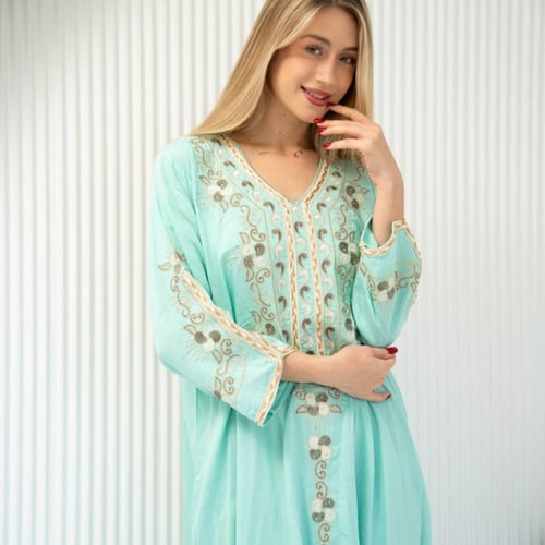 جلابية أنيقة بتفصيل مريح وتطريز فاخر SM - 2