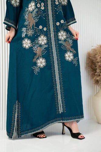 جلابية كتان فاخرة بتطريز راقي – خيارك للكشخة اليوم...